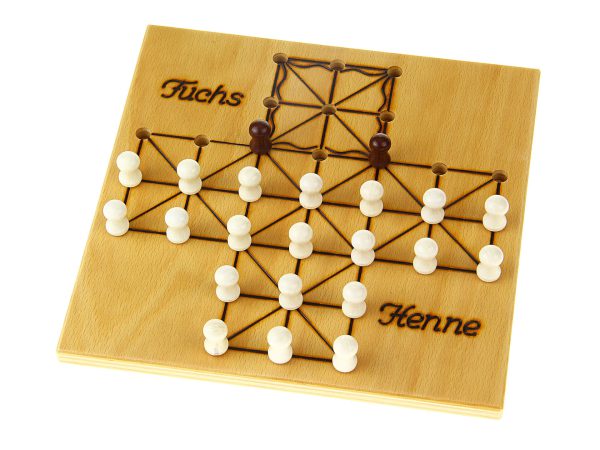Brettspiel "Fuchs und Henne" aus Holz mit weißen und schwarzen Spielsteinen. Spannender Spielspaß!