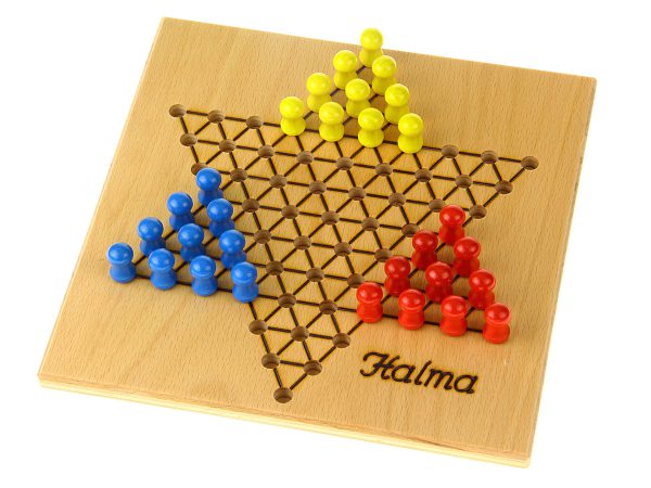 Holzspielbrett für Halma mit bunten Spielfiguren in rot, blau und gelb. Umweltfreundliches Spielzeug.