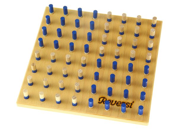 Brettspiel aus Holz mit blauen und naturfarbenen Steckern für strategisches Spielen.