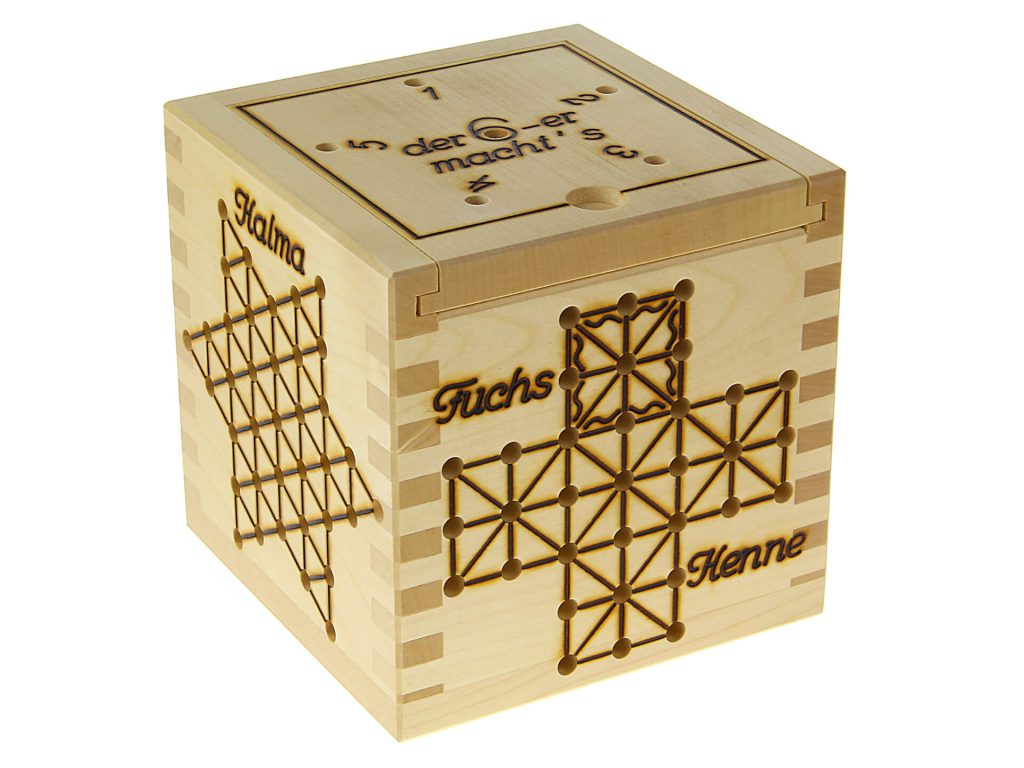 Holzspielzeug-Brett mit Halma und weiteren Spielen für Kinder, umweltfreundlich und handgefertigt.