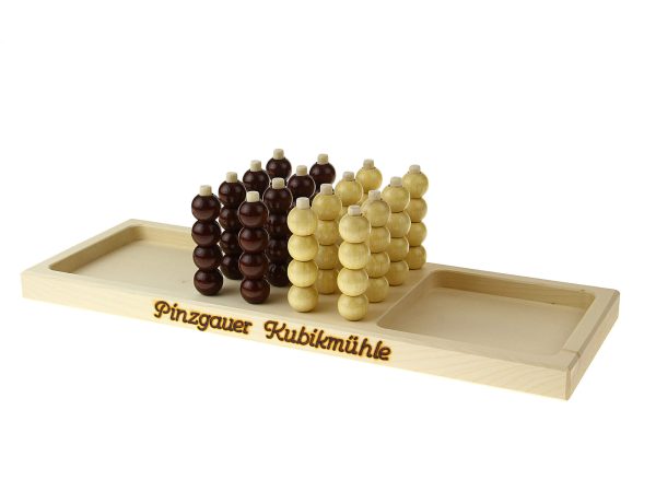 Pinzgauer Kubikmühle aus Holz mit bunten Spielsteinen für strategisches Spielen.