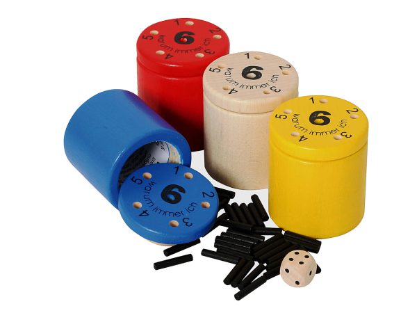 Bunte Holzbehälter und Spielsteine für interaktive Lernspiele mit kindgerechten Farben.