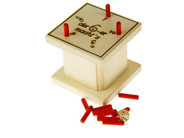 Holzspielzeug mit roten Stäben und Würfeln für Kinder, fördert Lernen und Geschicklichkeit.