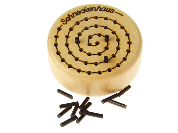 Holzspielzeug Schneckenhaus mit Holzstäben für kreatives Spielen und Lernen.