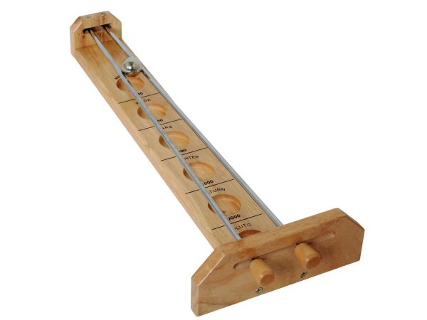 Holzspielzeug-Bahnanlage mit Kugel und numerischen Markierungen für interaktives Spiel.