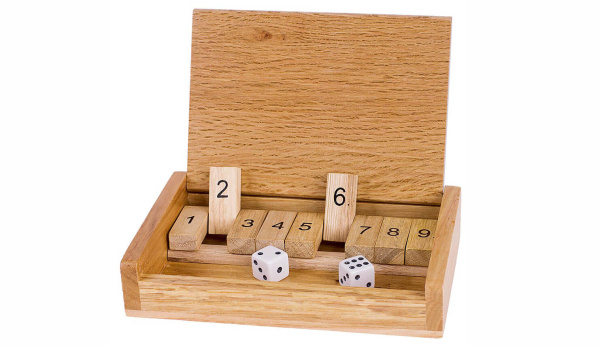 Holzspielzubehör mit nummerierten Steinen und zwei Würfeln in einer Holzbox.