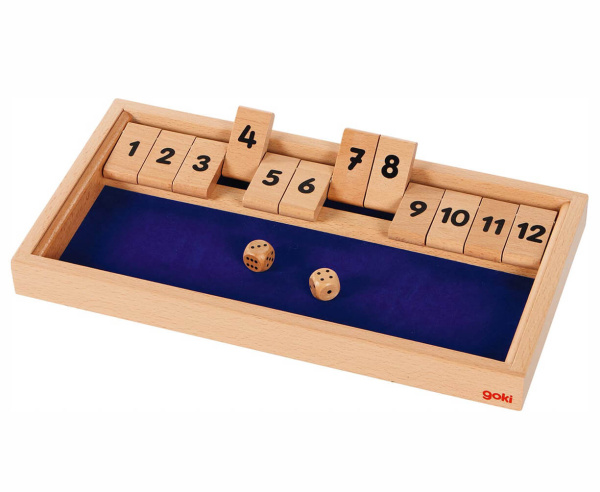 Holzspielzeug von goki mit Zahlen, zwei Würfeln und blauem Untergrund für Lernspiele.