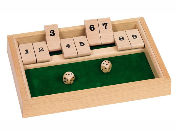 Holzspielzeug mit Zahlen und zwei Würfeln in einer Kiste mit grünem Innenfutter.