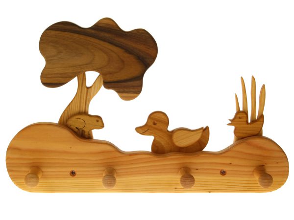 Holzspielzeug mit Ente und Baum, ideal für kreatives Spielen und Kinderzimmerdekoration.