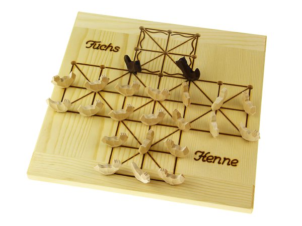 Brettspiel „Fuchs und Henne“ aus Holz mit liebevoll gestalteten Spielfiguren.