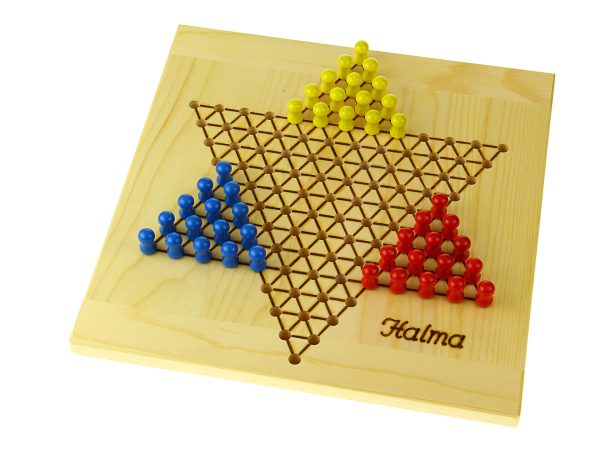Halma-Spiel aus Holz mit bunten Spielsteinen in blau, gelb und rot auf einem Holztisch.