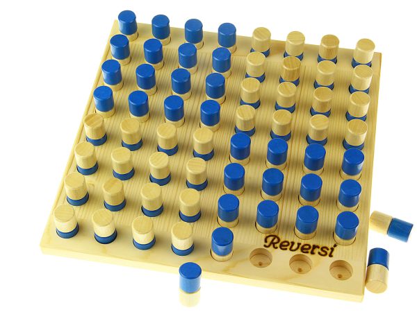 Brettspiel Reversi aus Holz mit blauen und naturbelassenen Spielsteinen. Sichere Spielwaren für Kinder.