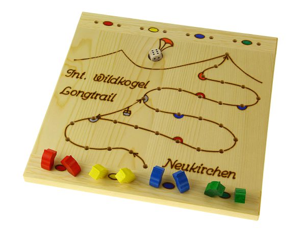 Brettspiel aus Holz mit farbigen Spielfiguren und der Aufschrift "Neukirchen".
