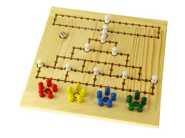 Brettspiel aus Holz mit bunten Spielfiguren und einem Würfel auf hellem Untergrund.