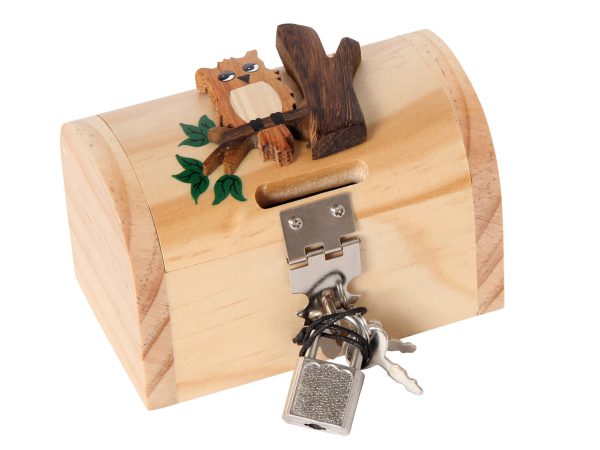 Holzkiste mit Eule, Schloss und Schlüssel, ideal für Kinder zum Spielen und Entdecken.