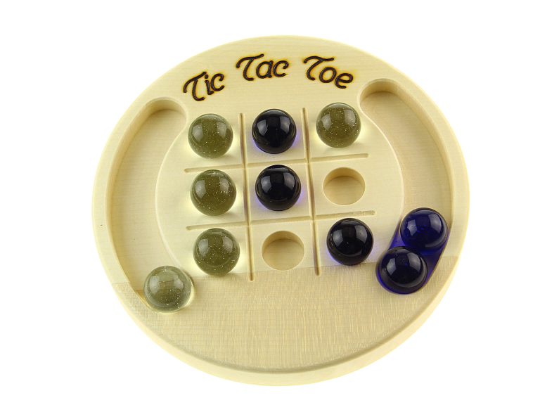 Tic Tac Toe aus Holz mit farbigen Glasmurmeln in kindgerechten Farben.