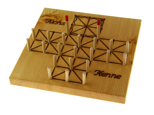 Brettspiel aus Holz mit Fuchs- und Henne-Motiven für kindgerechtes Spielen.