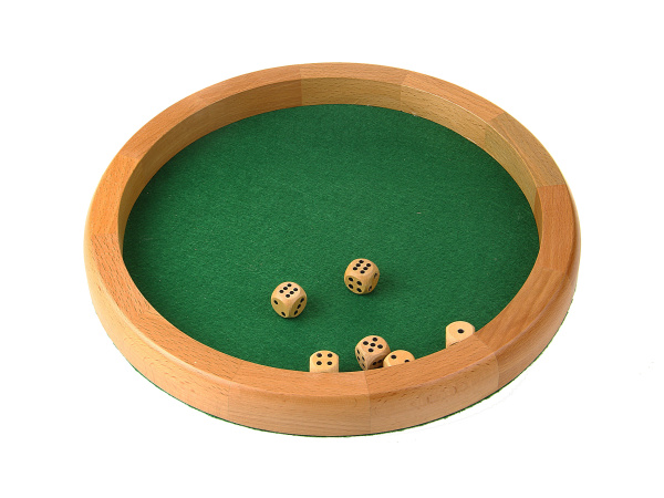 Runde Holzschale mit grüner Filzfläche und Würfeln