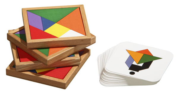 Holz-Legespiel mit bunten geometrischen Formen in Holzrahmen und Vorlagenkarten